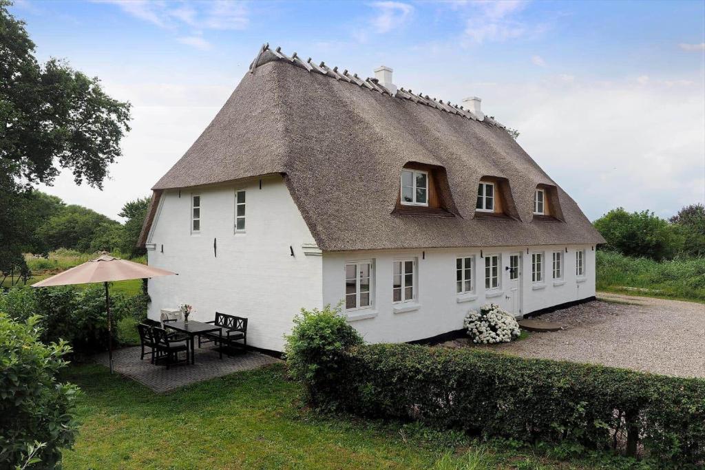 ØsterbyにあるSB50620-Sydals-Osterbyvej-80の茅葺き屋根の大白い家