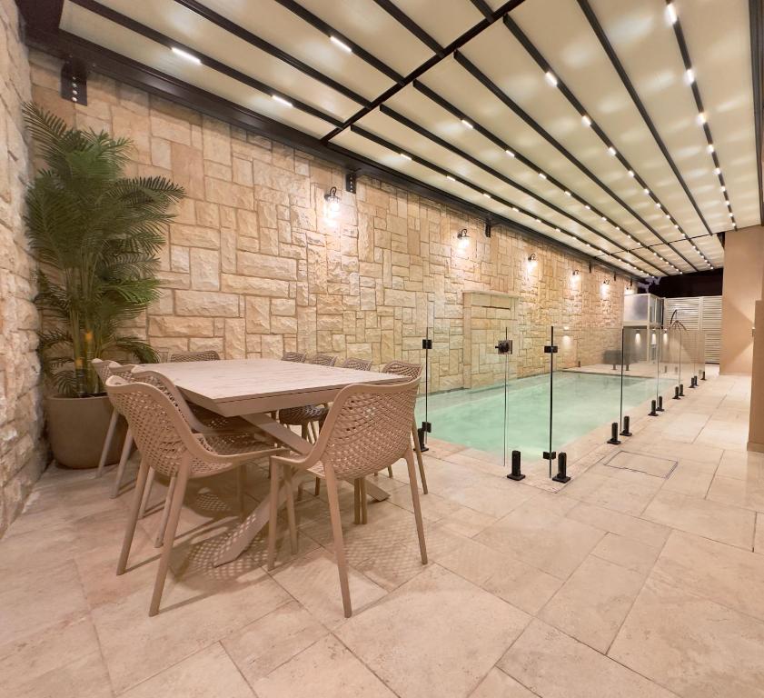 Bazén v ubytování וילה לוזאן - Lausanne Villa nebo v jeho okolí