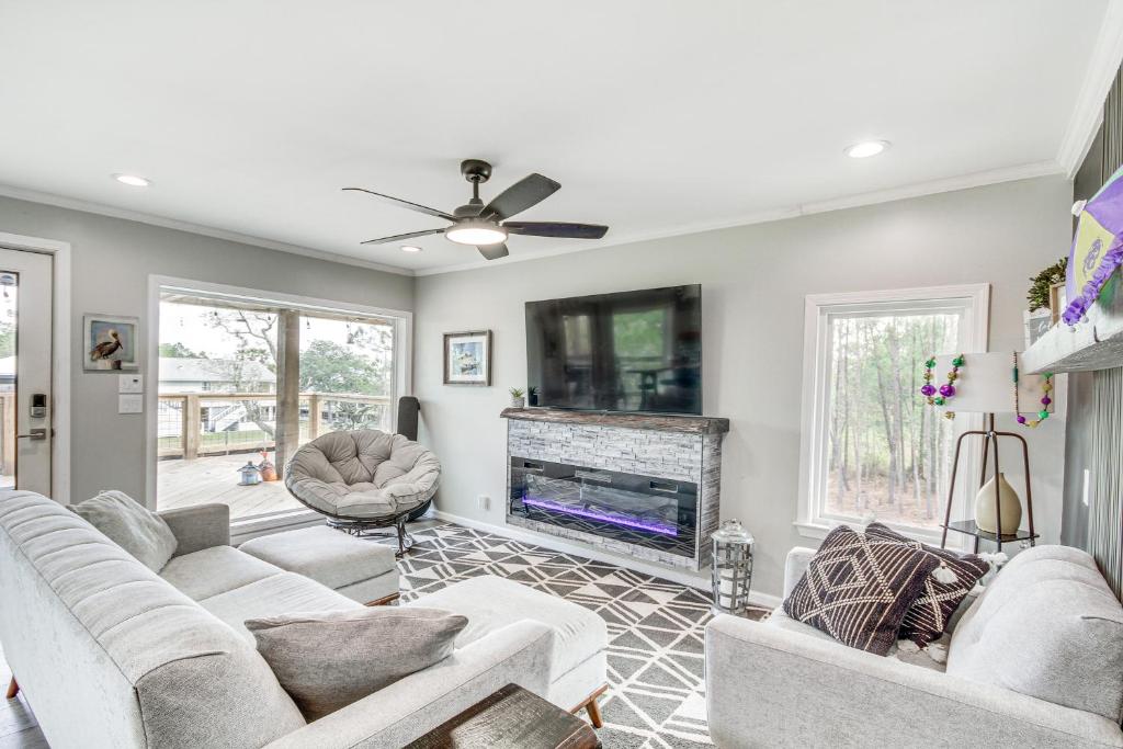 Μια τηλεόραση ή/και κέντρο ψυχαγωγίας στο Bay St Louis Home with Private Dock and Kayaks!