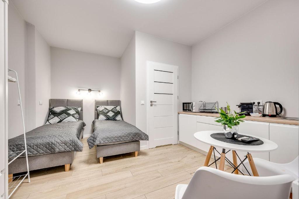 une chambre avec un lit et une table et une cuisine dans l'établissement Central Platinum Apartments 25, à Rybnik