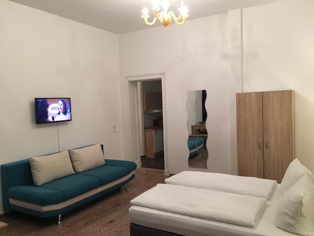 TV a/nebo společenská místnost v ubytování Hotel-Pension Adamshof