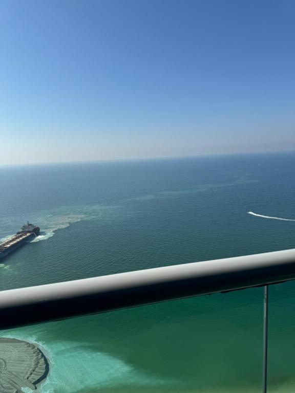 Sand And Beachfront Havens with sea view&pool&Gym&jacuzz في عجمان: منظر المحيط من الطائرة