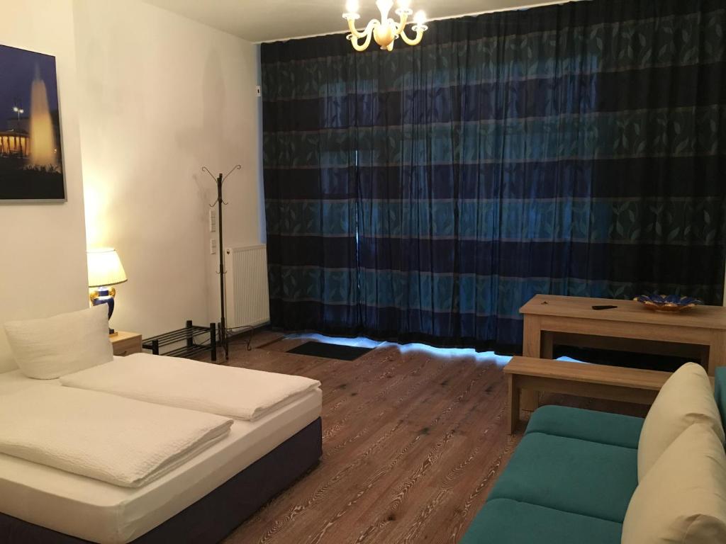 Postel nebo postele na pokoji v ubytování Hotel-Pension Adamshof