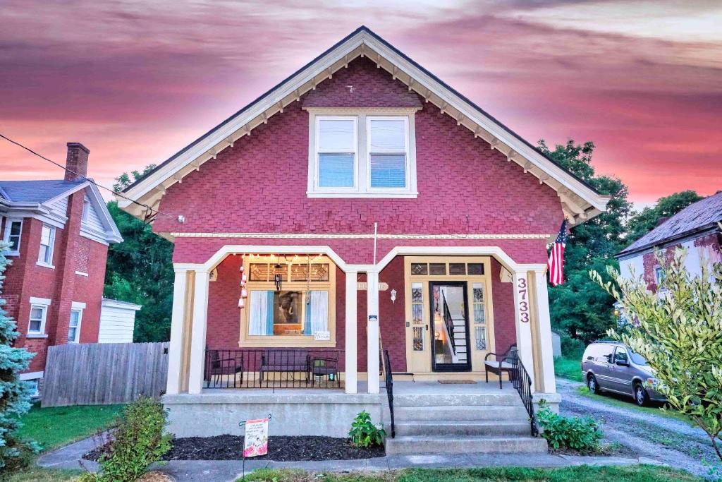 een huis met een roze huis bij Nell's Place in Cincinnati