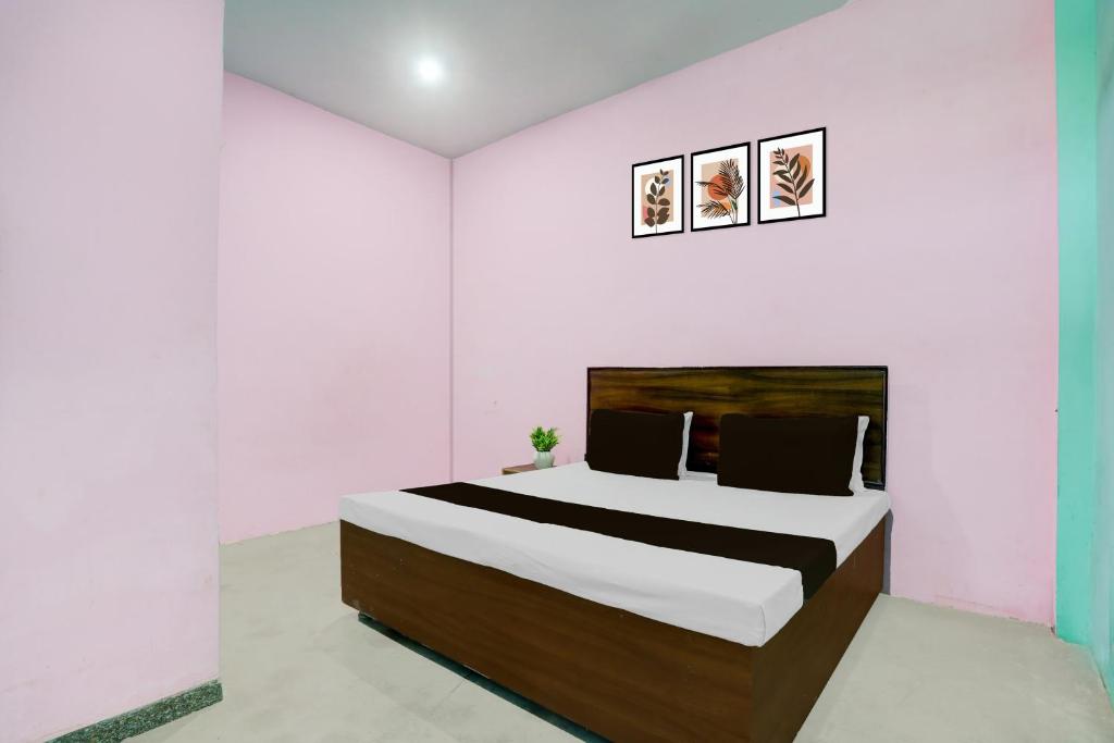 Ένα ή περισσότερα κρεβάτια σε δωμάτιο στο SPOT ON Royalrest hotel