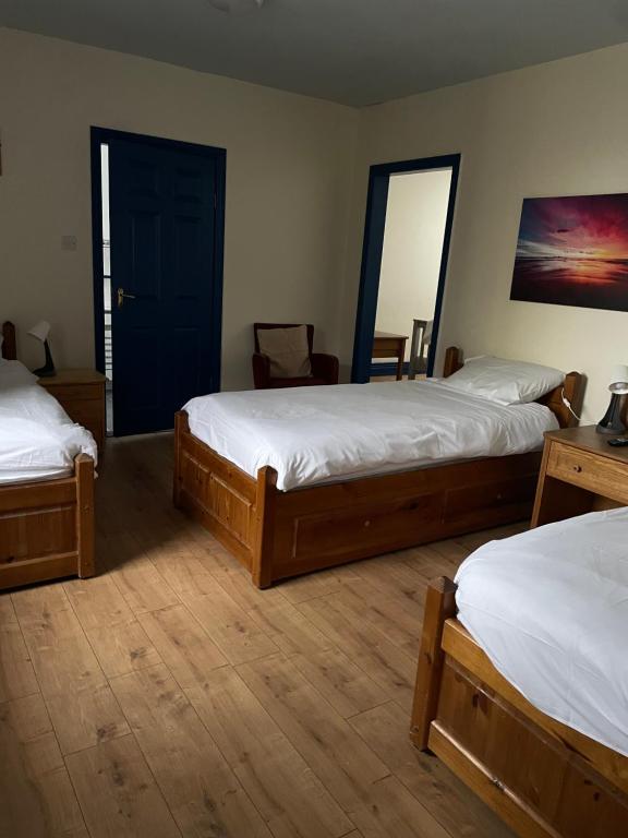 Una cama o camas en una habitación de Coastguard Lodge Hostel at Tigh TP