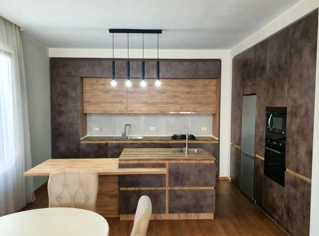 cocina con encimera, fregadero y mesa en Old Villa in Dubrovnik, en Dubrovnik