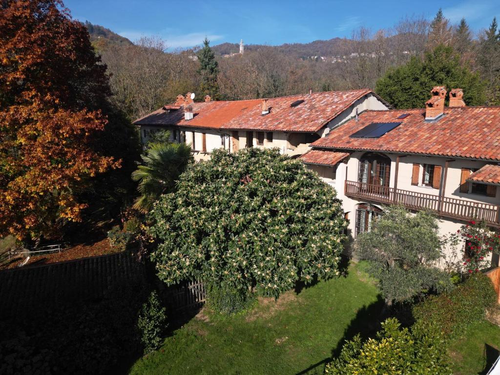 an aerial view of a house with a tree at La casa dei Giardini, Bioglio in Bioglio