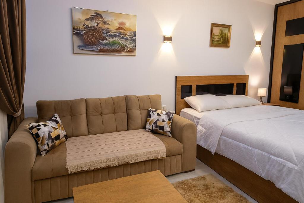 En eller flere senge i et værelse på Luxury Studio, pool, Private beach & close to Airport