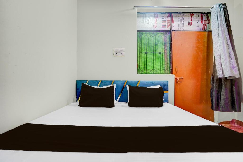 Postel nebo postele na pokoji v ubytování Hotel O Tejaswi Hotel