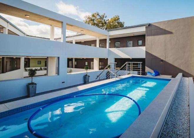 een groot zwembad voor een gebouw bij 204 The Meadows in George