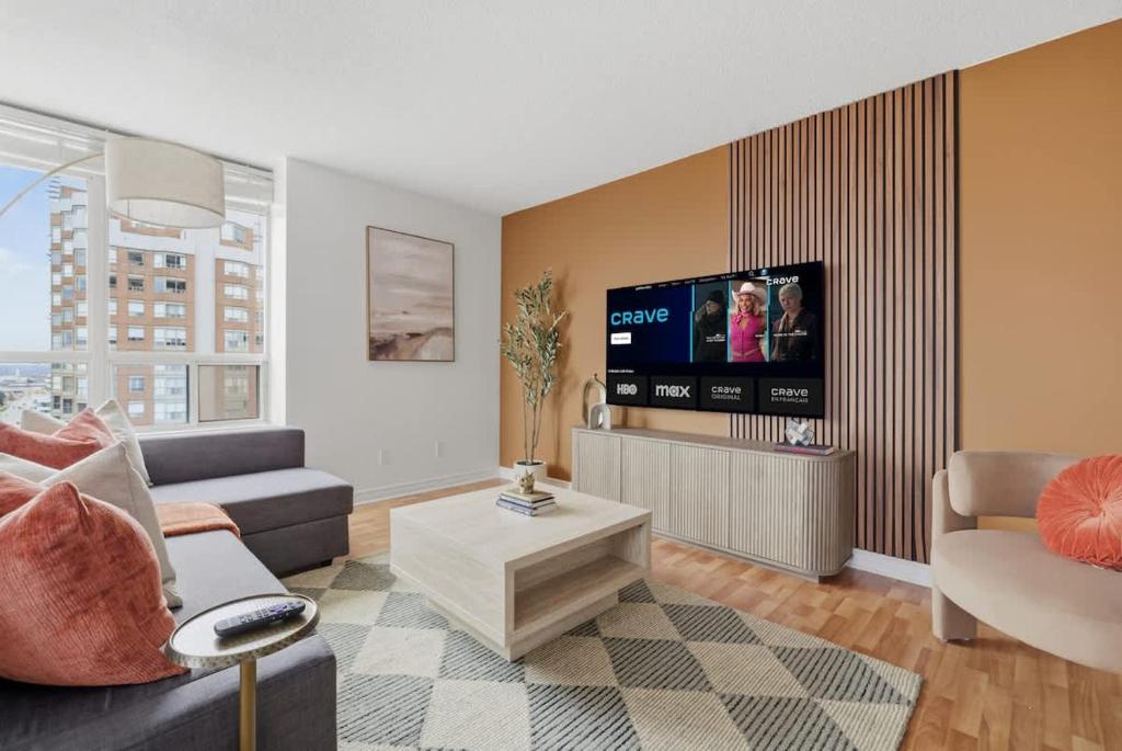 TV a/nebo společenská místnost v ubytování Elegant 2BR Sky Condo for 9 - Terrace - Lake Views