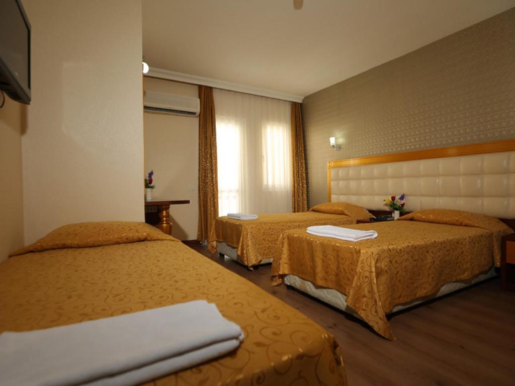 Postel nebo postele na pokoji v ubytování Kayalar Hotel