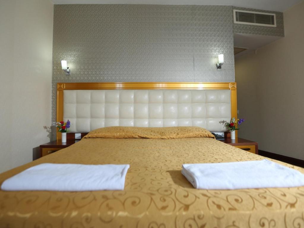 Postel nebo postele na pokoji v ubytování Kayalar Hotel