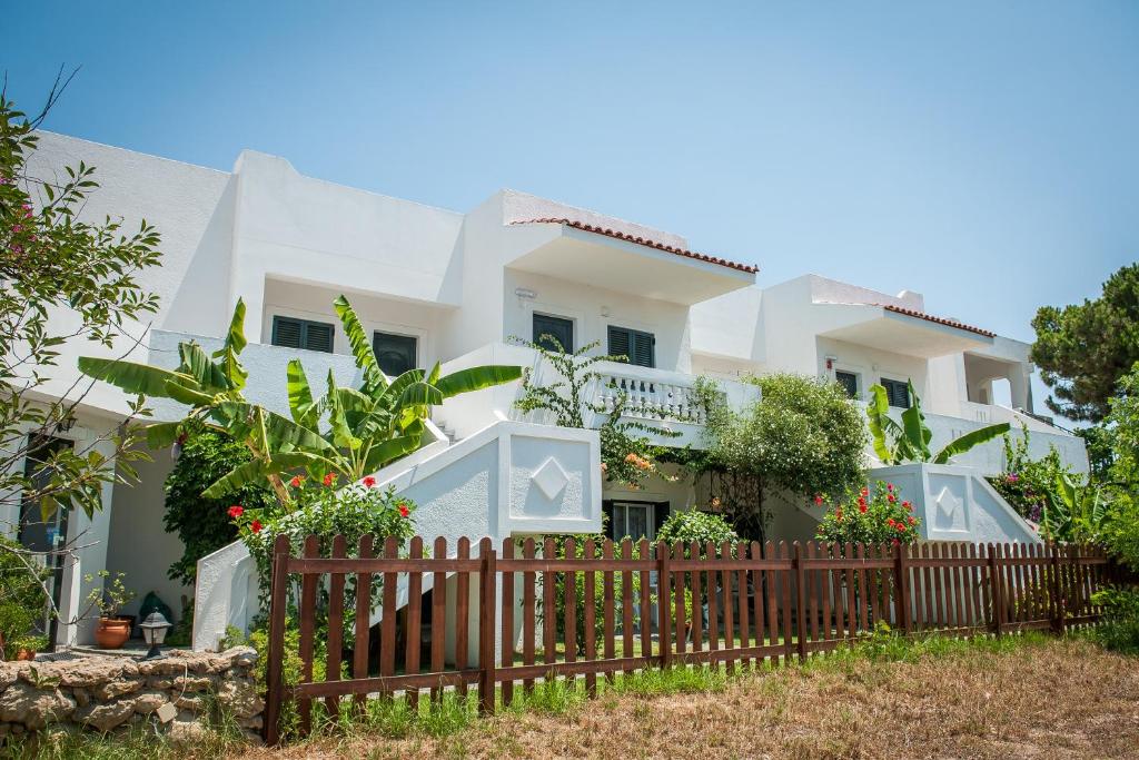 una casa blanca con una valla delante en Ilios and Irene 4, en Mastichari