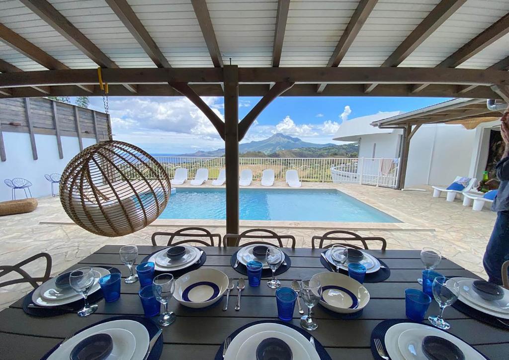 La alberca dentro o cerca de Villa Indigo