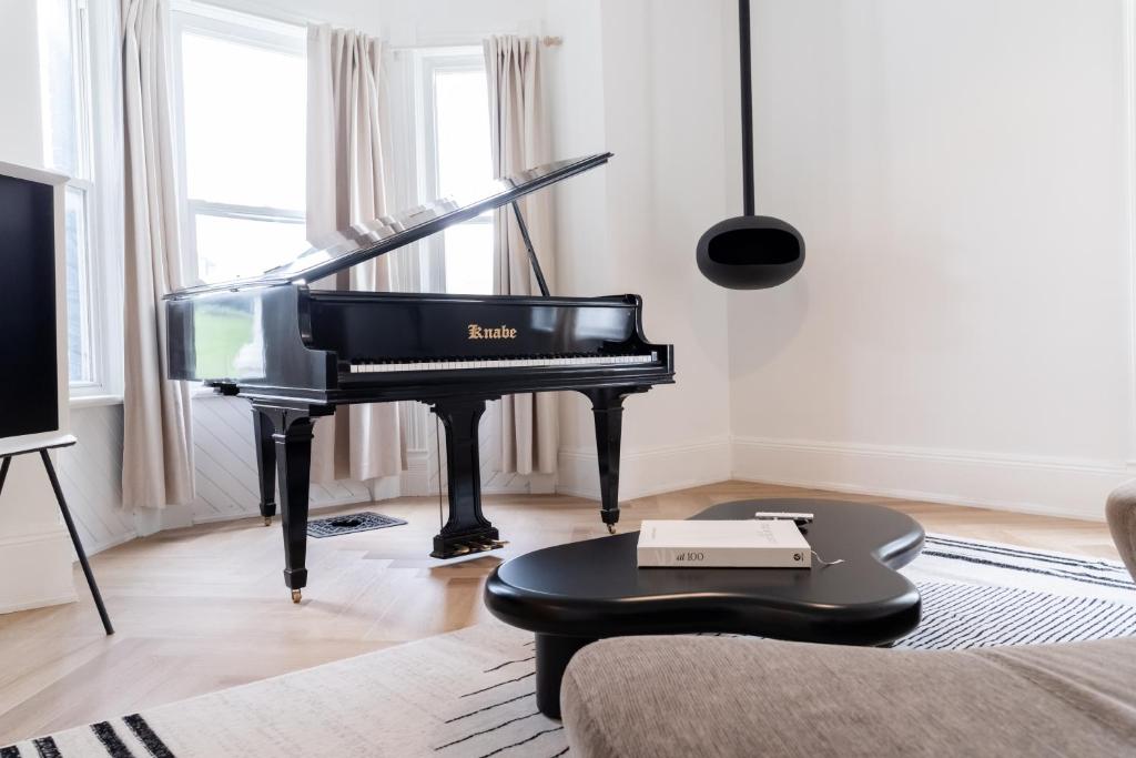 Φωτογραφία από το άλμπουμ του County Cove - Newly Renovated Century Home σε YTR