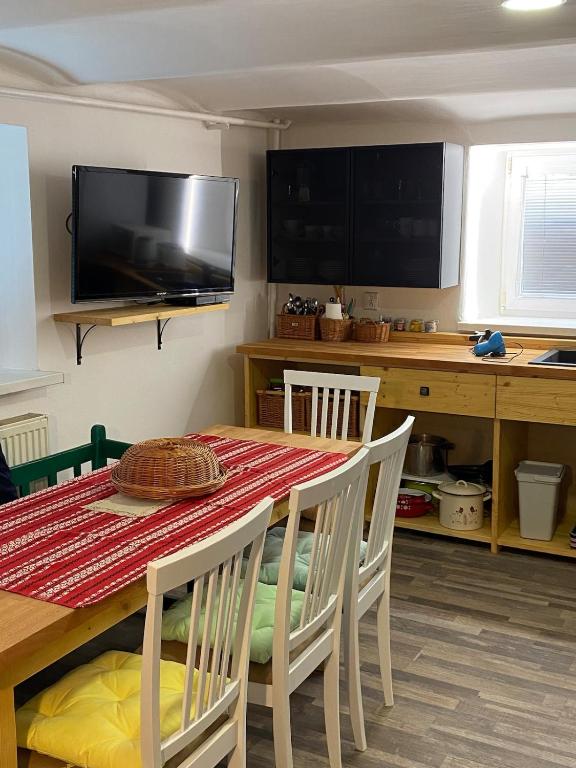 Μια τηλεόραση ή/και κέντρο ψυχαγωγίας στο Cozy house with garden, gazebo and barbecue