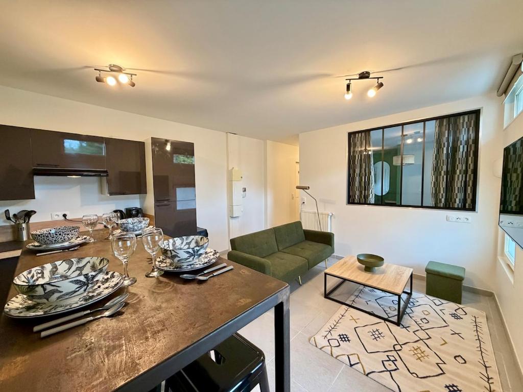 Le Jupiter, Centre ville, Parking Privé في بورجوا: غرفة معيشة بها طاولة وأريكة