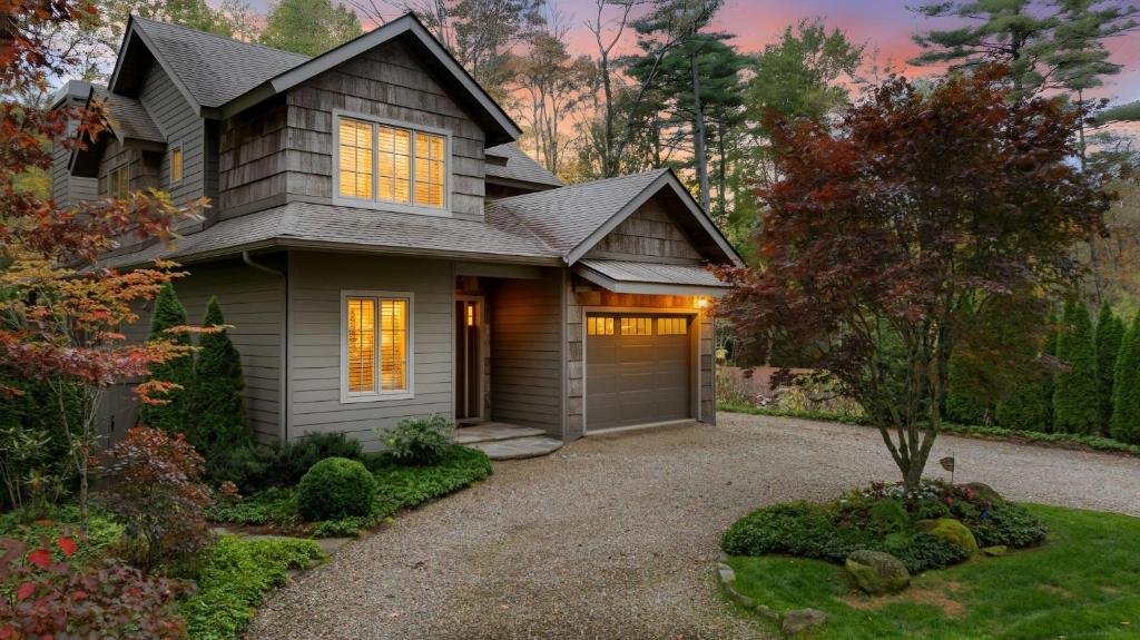 Dancing Bear Walk to Town في هايلاند: منزل امامه كراج