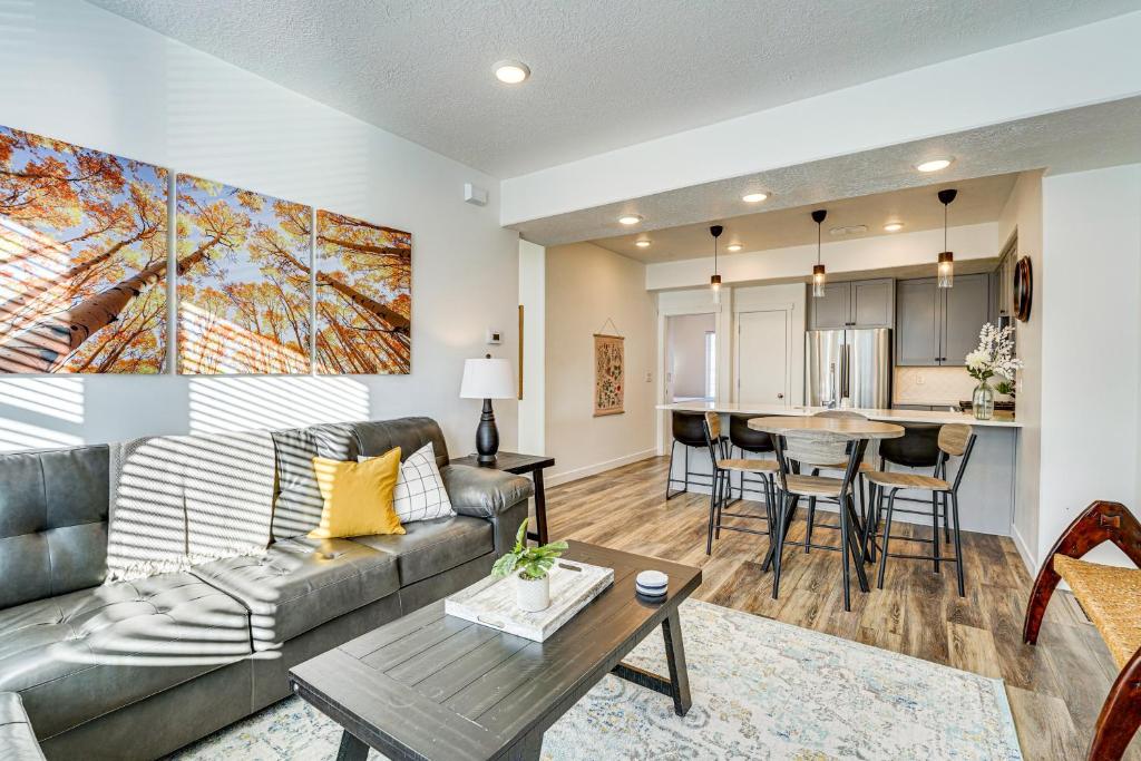 Χώρος καθιστικού στο 7 Mi to Park City Mtn! Multi-Level Unit with Balcony
