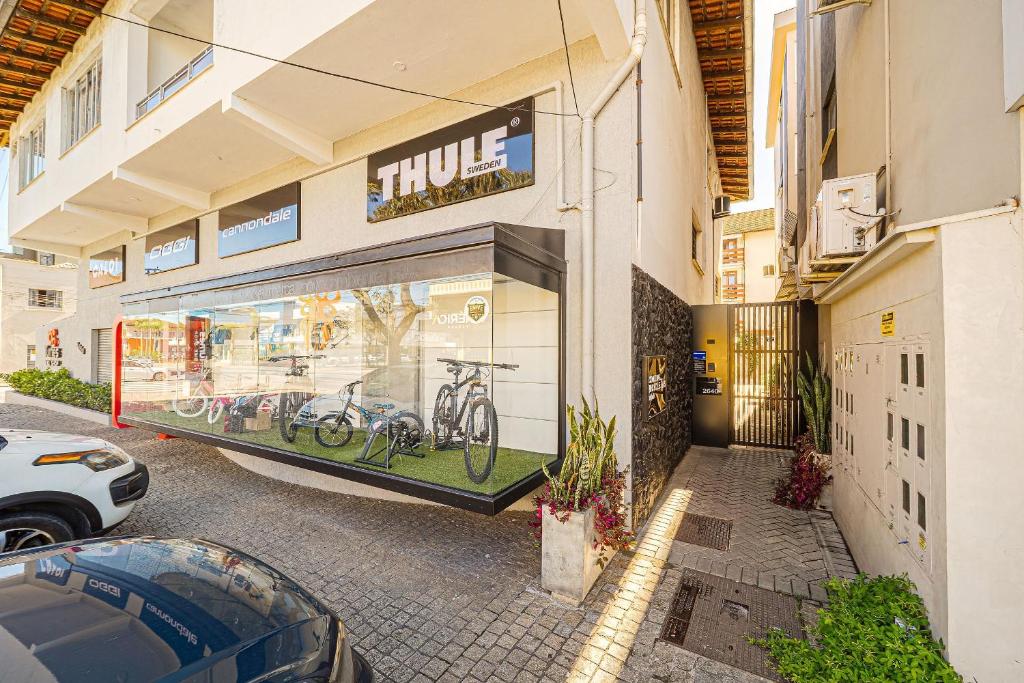 Design, Wi-Fi 7, 4 Hóspedes e Conforto Premium في Boa Vista: واجهة متجر مع دراجة في النافذة