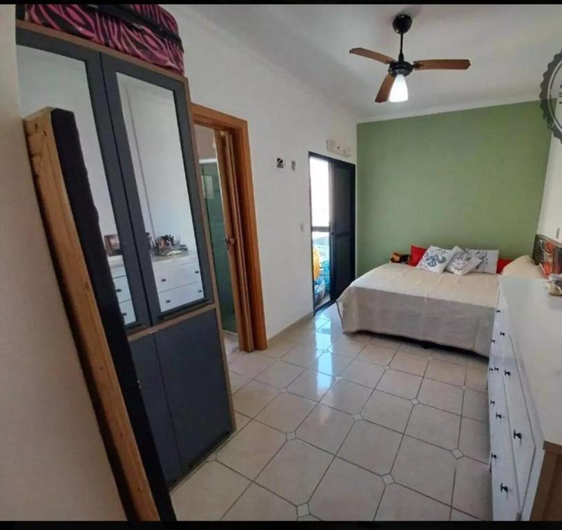 Postel nebo postele na pokoji v ubytování Your refuge in Canto do Forte, 1 block from the beach!