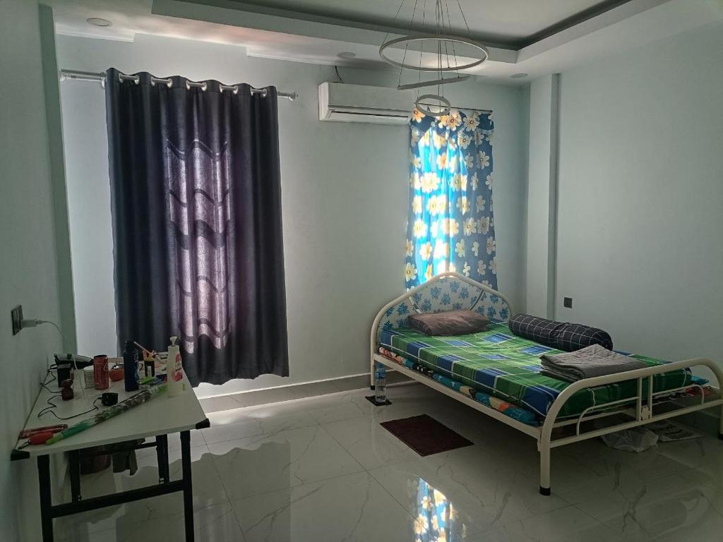 Airstay hotel and restaurant في بنوم بنه: غرفة نوم بها سرير وطاولة ونافذة