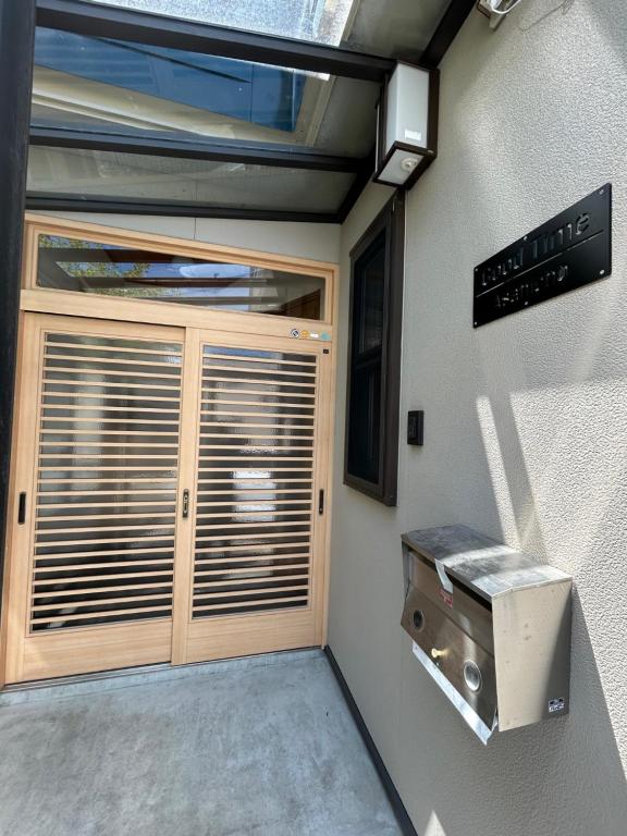 青森グッドタイム旭町的建筑物的门,上面有标志