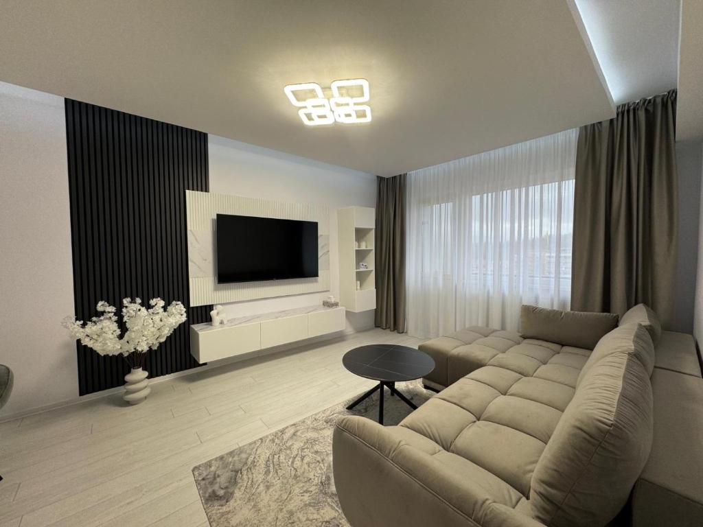 TV a/nebo společenská místnost v ubytování Panoramic SkyView Apartment