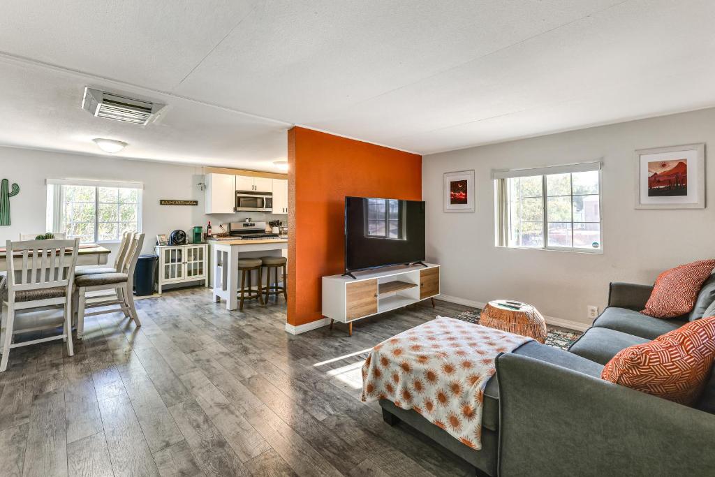 Η κουζίνα ή μικρή κουζίνα στο Updated Escape with Game Room 1 Block to River!