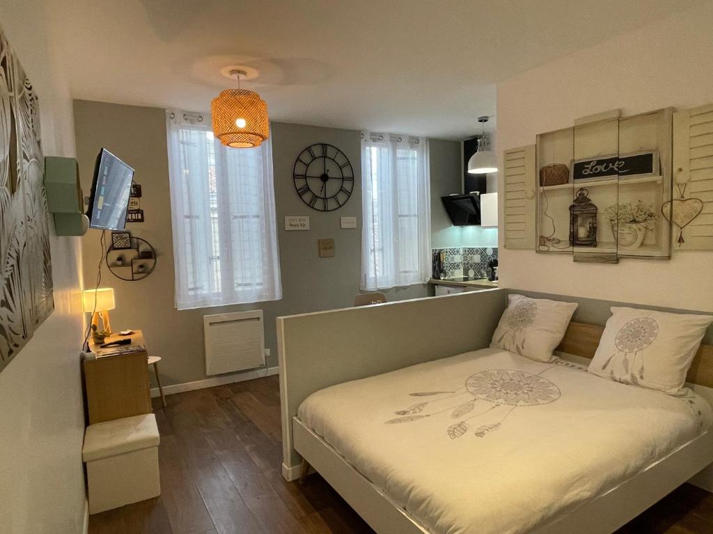 En eller flere senge i et værelse på Chez Jean-Yves et Zoé - LE CARPE DIEM - Au calme, Très propre, Proche parkings