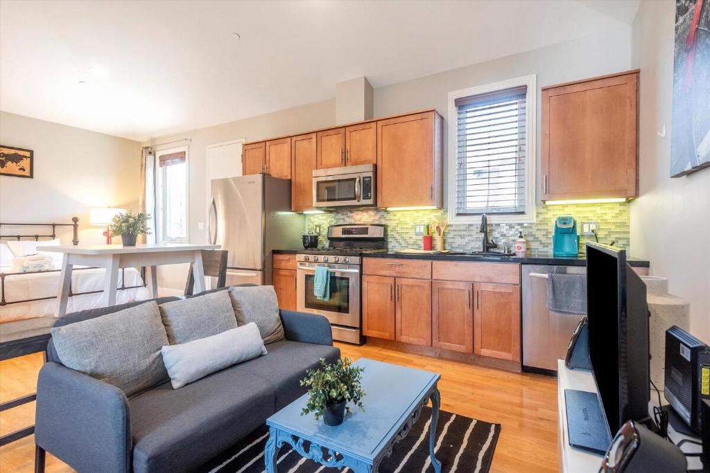 Η κουζίνα ή μικρή κουζίνα στο Walk to Caltrain! Studio in Dtwn San Mateo