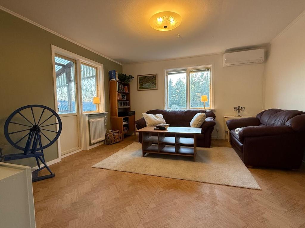 una sala de estar con un sofá y una mesa en Cosy comfy house in the countryside, en Borgvattnet