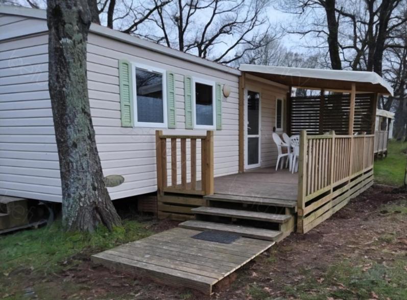 Το κτήριο όπου στεγάζεται  το κάμπινγκ