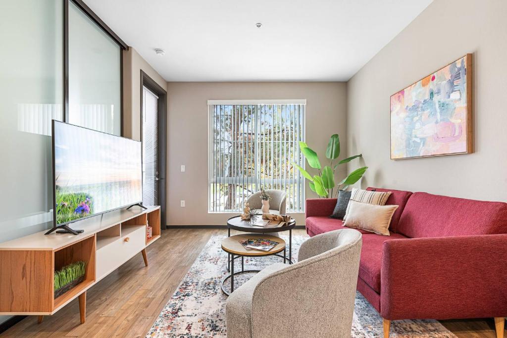 TV a/nebo společenská místnost v ubytování Luxurious & Spacious Place In The Heart Of Irvine