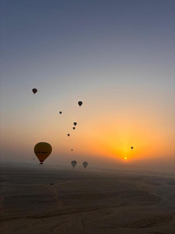 Východ nebo západ slunce při pohledu z hostelu nebo okolí