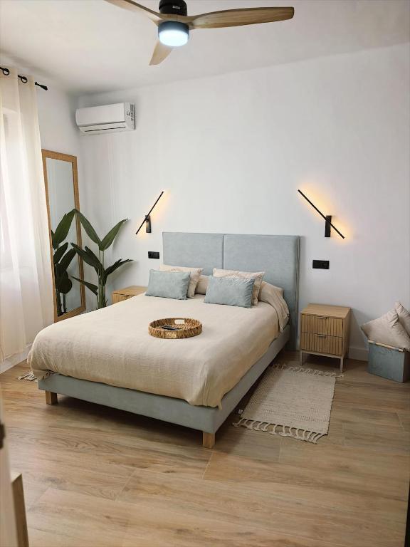 a bedroom with a bed and a ceiling fan at Hostal La Casa Del Escudo in Trujillo