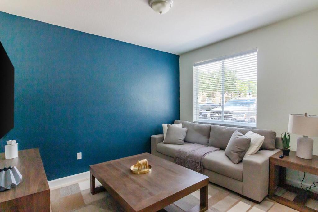 una sala de estar con un sofá y una mesa en Landing at Seascape Pointe - Homestead, en Homestead