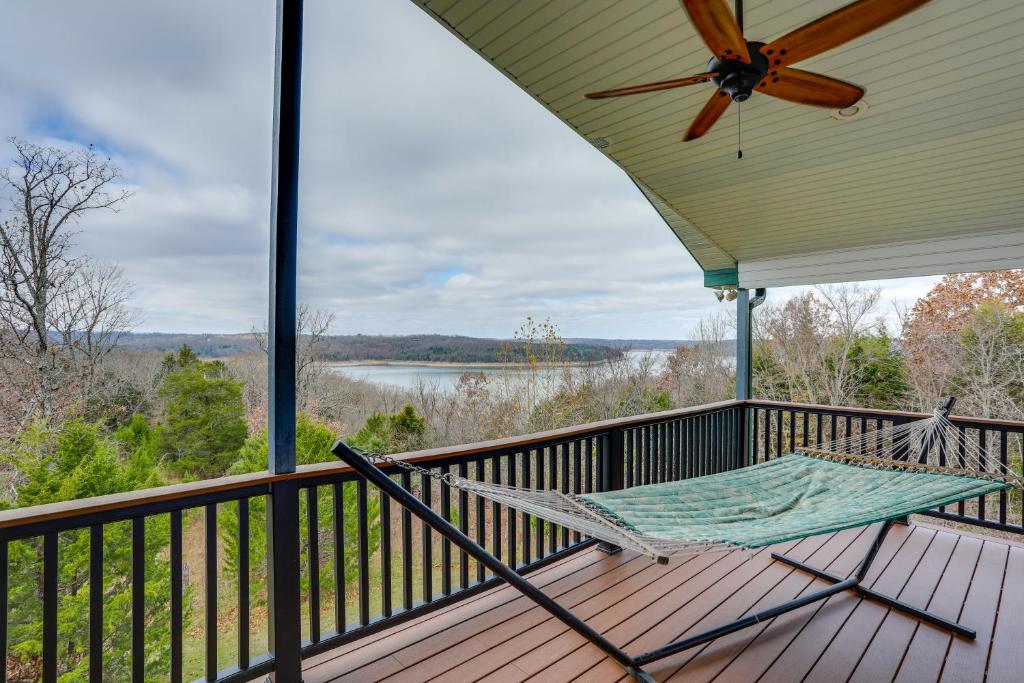 Μπαλκόνι ή βεράντα στο Spacious Norfork Lake Home Game Room and Views!