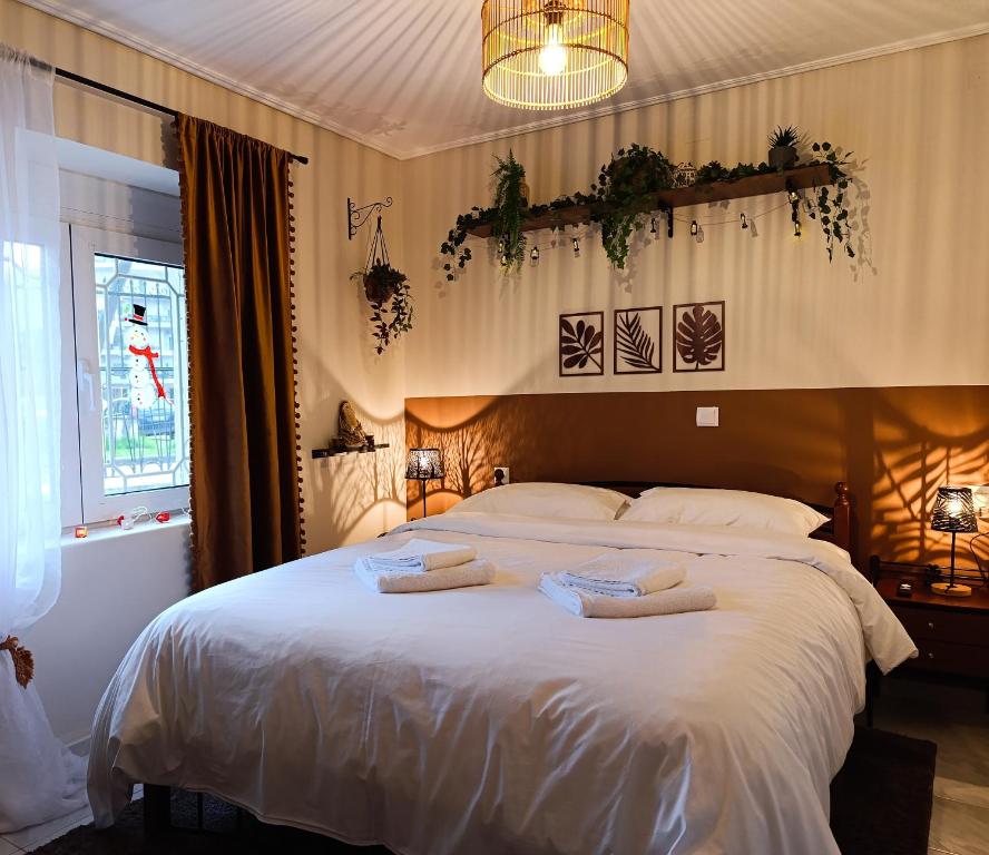 Postel nebo postele na pokoji v ubytování Το Σπίτι στην Πόλη του Μύλου των Ξωτικών