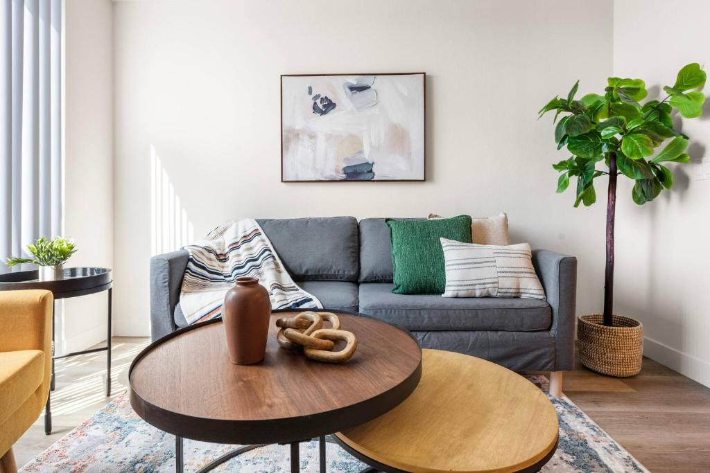 Et opholdsområde på Fancy Irvine Apartment | Shopping + Dining