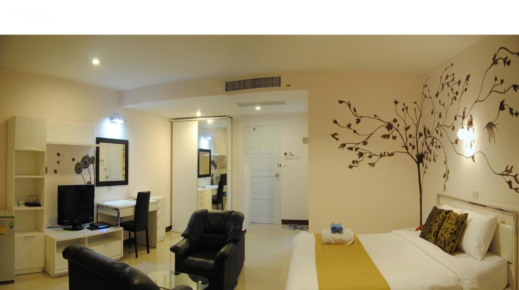 TV a/nebo společenská místnost v ubytování Baan Manthana Hotel, Hua Hin