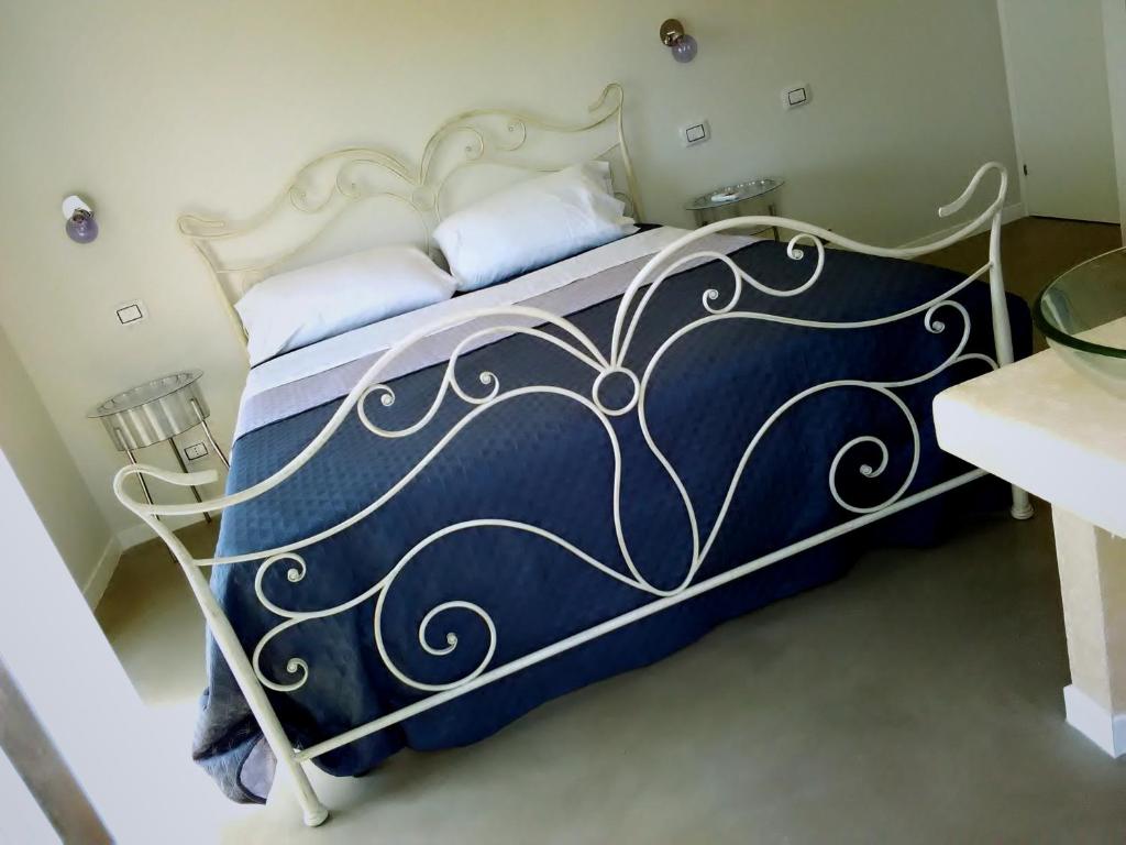 トルヴァイアニカにあるTorvajanica Apartamentのベッドルーム1室(青と白の掛け布団付きのベッド1台付)