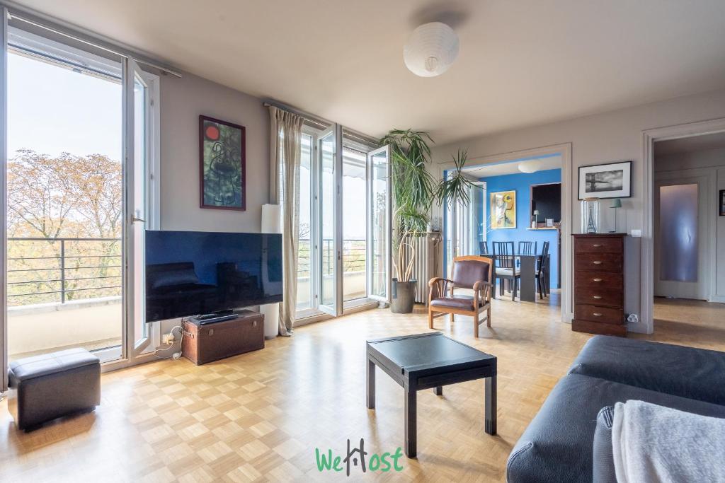 un salon avec un canapé et une télévision dans l'établissement IDF - HUGO - CI - Séjour cosy aux portes de Paris, à Maisons-Alfort