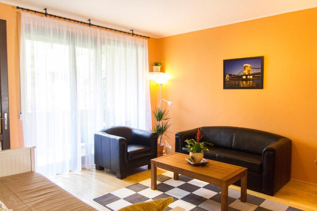 ブダペストにあるKazinczy Dream Apartmentのリビングルーム(ソファ、テーブル付)