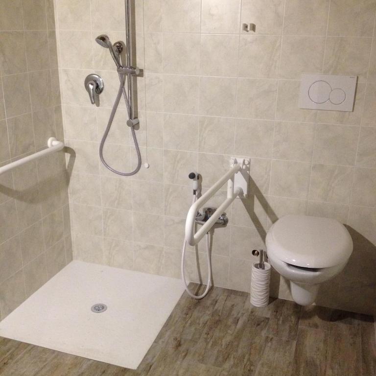 Masseria Spadone - King Room With Roll-In Shower - Disability Access