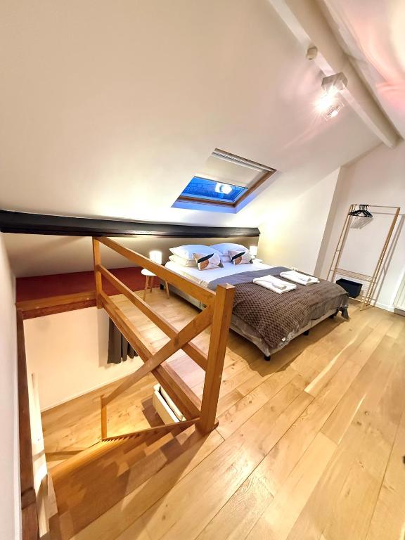 Bett in einem Zimmer mit Loft in der Unterkunft European Lodge Duplex in Brüssel