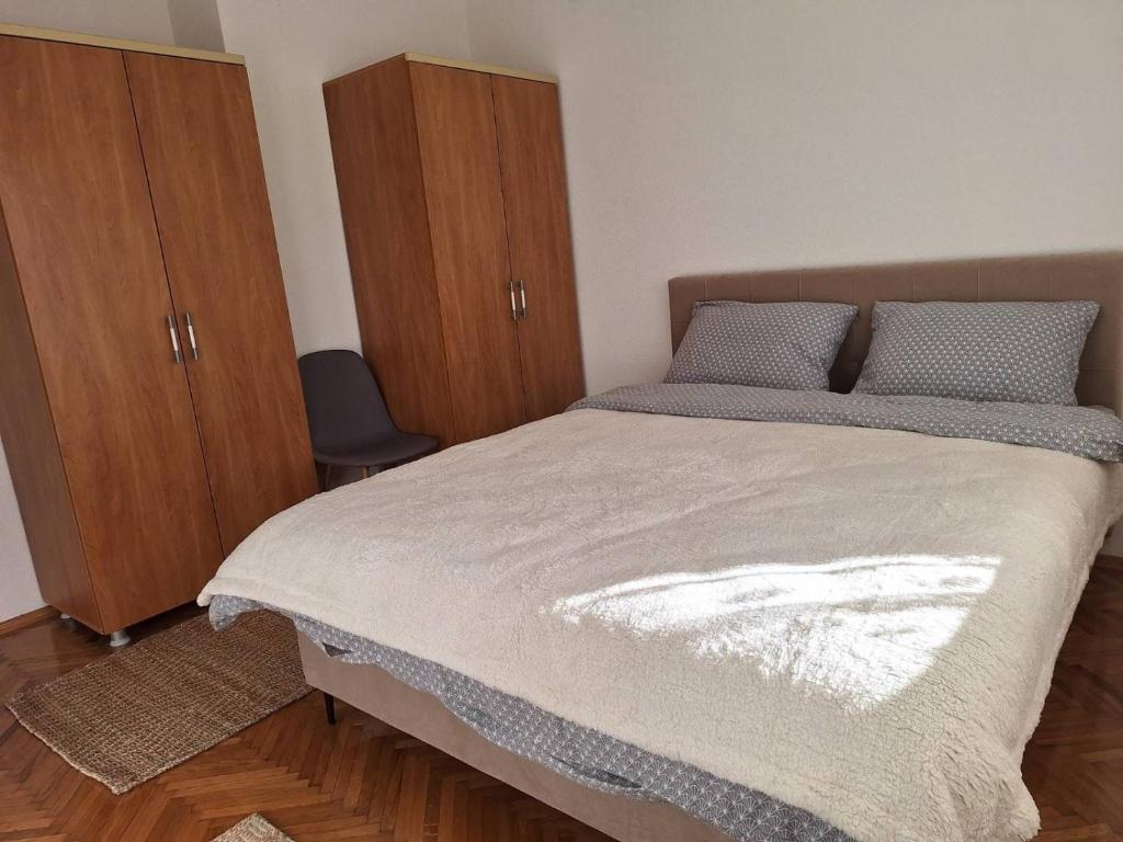 Ένα ή περισσότερα κρεβάτια σε δωμάτιο στο Apartman Centar