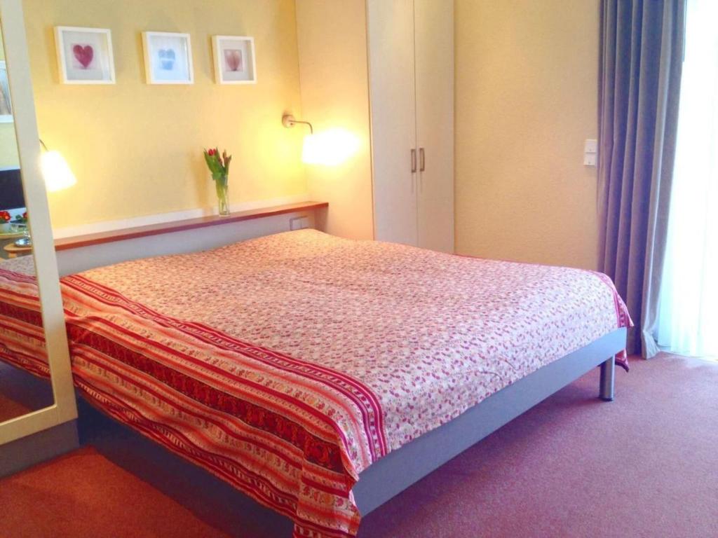 a bedroom with a bed with a vase of flowers at Elegant eingerichtete Ferienwohnung in Granzow